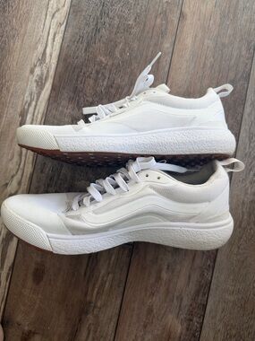 Vans white Ultrarange EXO Sneakers women’s sz 11